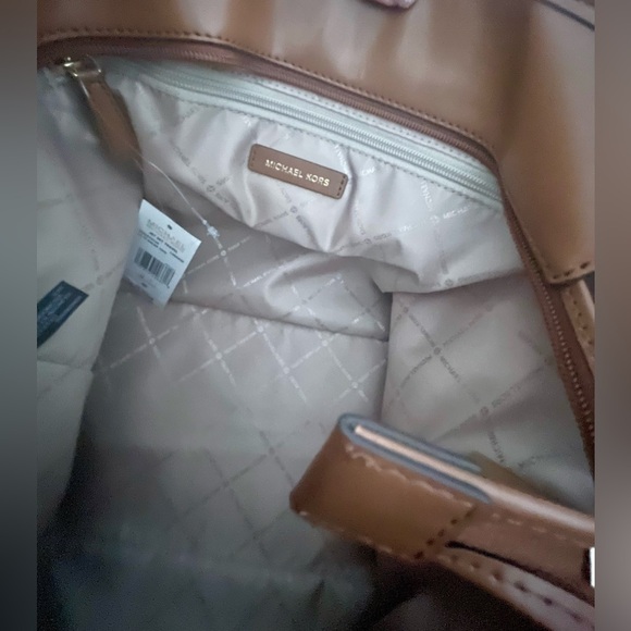 Michael Kors Jet Set Travel Tote NWT - Picture 8 of 10